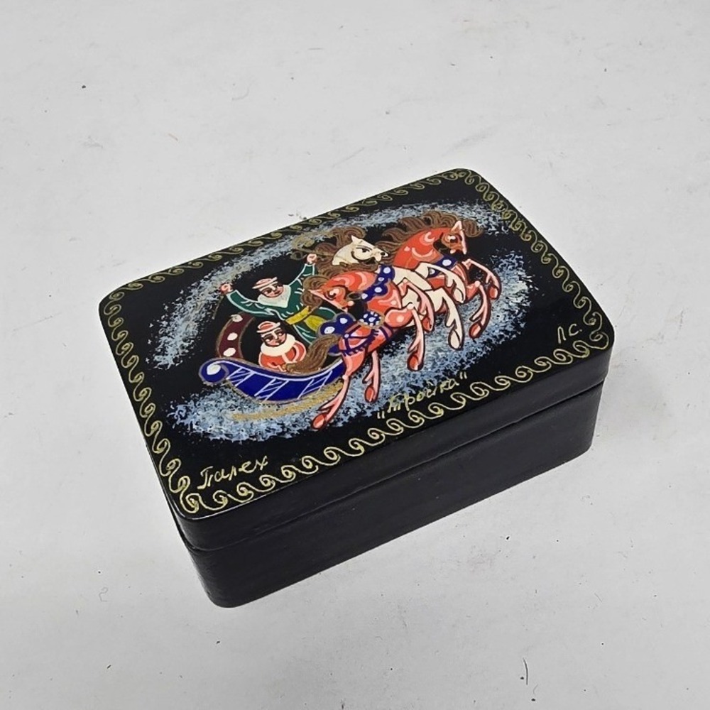Vtg Russian Lacquer small trinket boxโ hand painted hinged folk art country